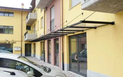 Pensilina Mod. A Falda con Tiranti – Soluzione Elegante e Resistente per Ogni Ambiente
